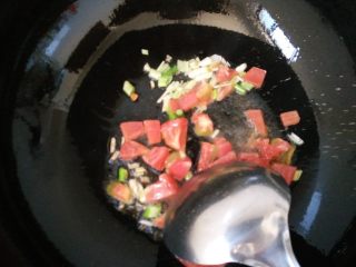 杂蔬火腿香菇饭,5.炒锅加入适量的油，倒入葱和西红柿煸炒下