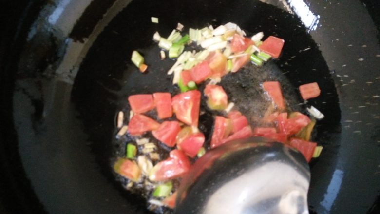 杂蔬火腿香菇饭,5.炒锅加入适量的油，倒入葱和西红柿煸炒下