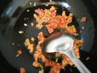 杂蔬火腿香菇饭,6.倒入胡萝卜丁，炒制一下
