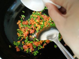 杂蔬火腿香菇饭,8.倒入适量酱油和盐搅拌均匀
