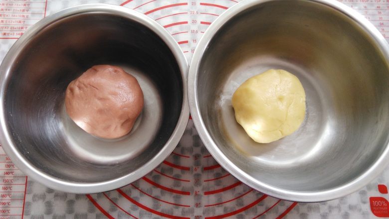 双色苹果酱曲奇饼干,2个面团混合均匀，没有明显的干粉就可以了