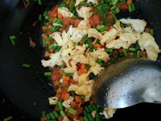 杂蔬火腿香菇饭,9.倒入炒好的鸡蛋