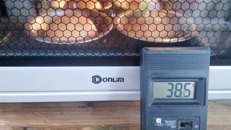 番茄咸肉面包,面团放入烤箱，选择发酵程序，实测温度38.5℃，时间35分钟