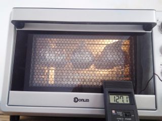 番茄咸肉面包,面包加上锡纸，放入烤箱中层，实测温度127度烤15分钟