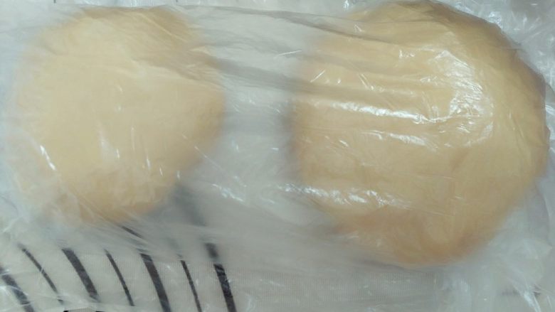 玫瑰饼,3.油酥油皮盖保鲜膜静置半小时