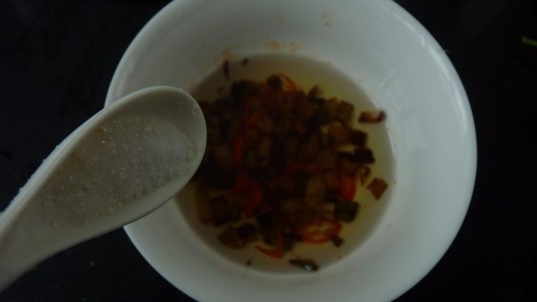 蟹籽银耳拌豌豆,把油葱等冲入放了辣椒与调味料的碗内