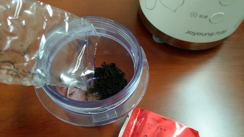 红茶戚风,1.将红茶入料理机研磨成粉
