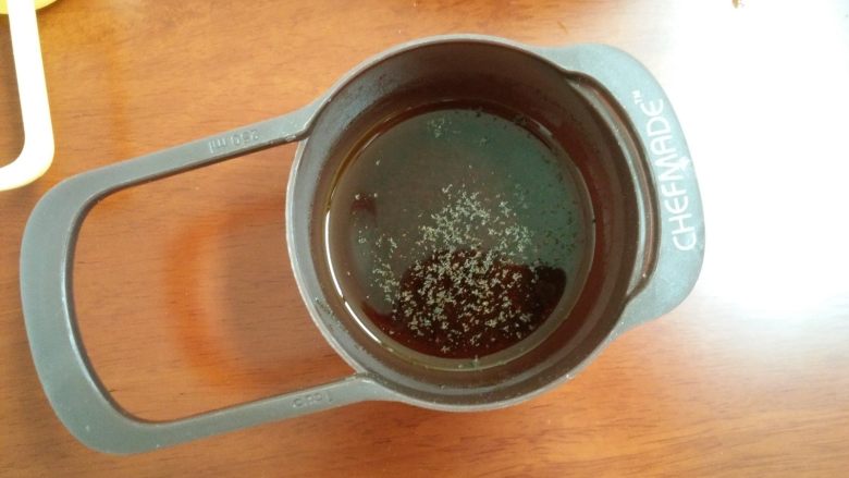 红茶戚风,2.30克热水放入红茶粉中，放凉备用