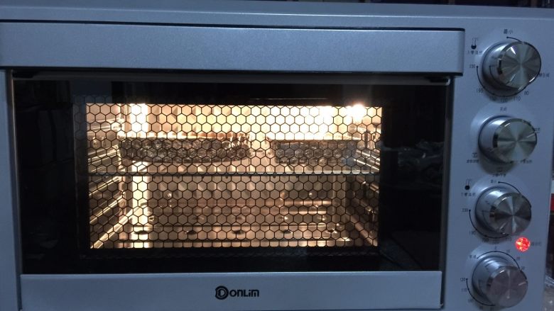 香甜芒果派,送进预热好的烤箱中层，170度烤30分钟
