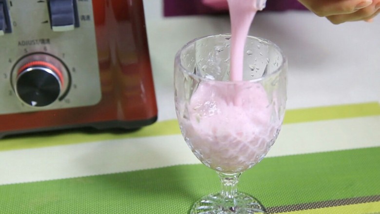 火龙果酸奶汁,启动电源开/关键，搅拌打30秒即可 。