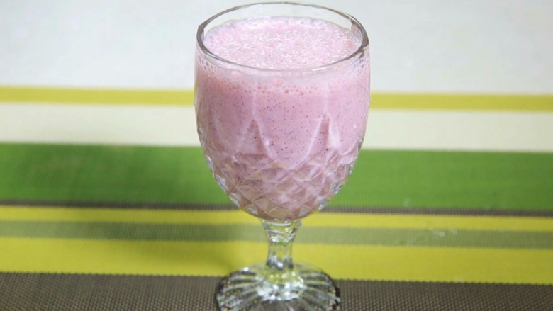 火龙果酸奶汁,完成后直接倒入容器中饮用。