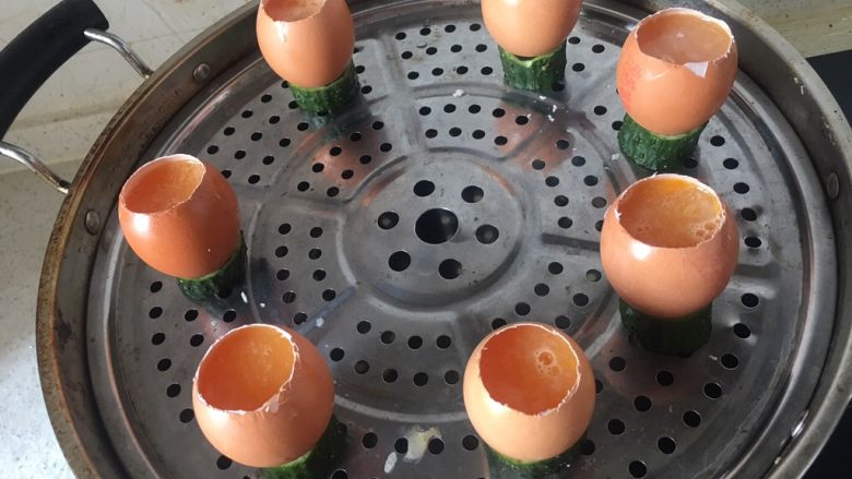 孜然煎实蛋,加蛋液 八九分满 上锅蒸20分钟 别盖盖 鸡蛋容易喷