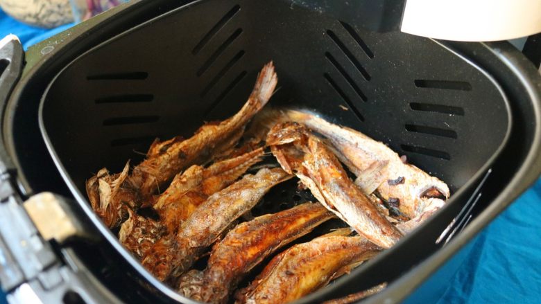 香酥小黄花鱼,继续烤20分钟，鱼整个就变得很酥脆，连骨头都可以吃掉。