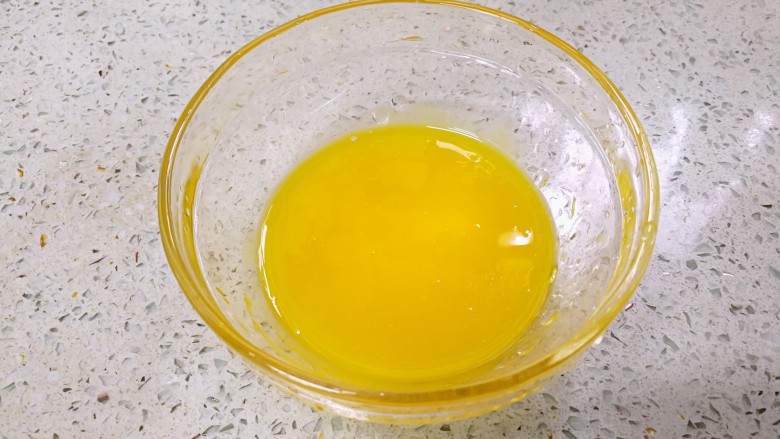 金黄杂锦蛋炒饭,蛋黄打散成蛋黄液，加一点盐、油调味。