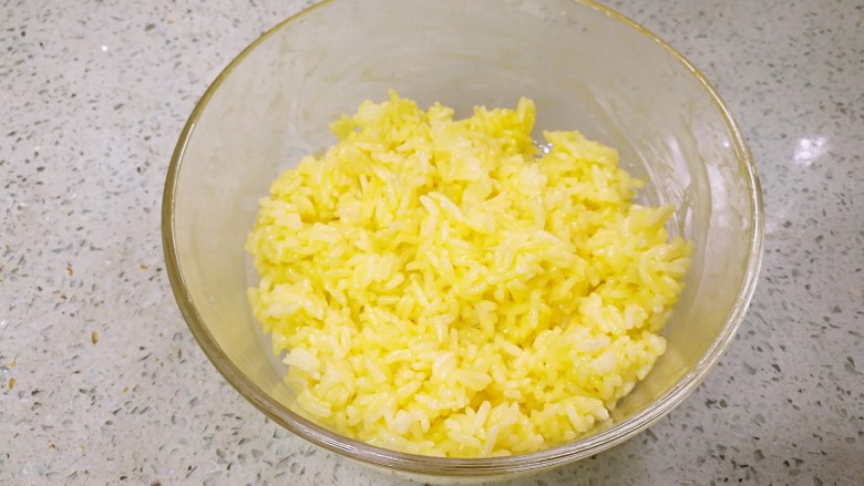 金黄杂锦蛋炒饭,用筷子搅匀，同时把结块的米饭搅散。