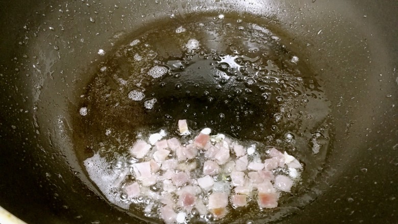 金黄杂锦蛋炒饭,用锅里余油煎香火腿。