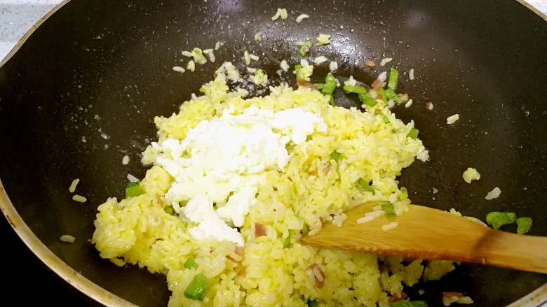 金黄杂锦蛋炒饭,最后倒入蛋白，淋一匙生抽，翻炒均匀。