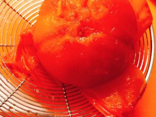 番茄厚烧蛋,将番茄皮十字切一下，用热水烫后，剥皮