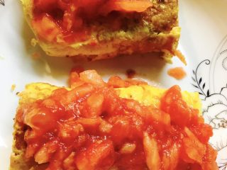 番茄厚烧蛋,将蛋卷中间切断，上面散适量番茄碎