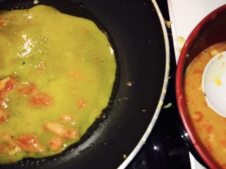 番茄厚烧蛋,在平底锅中加入适量油，倒入适量蛋液平铺在锅底