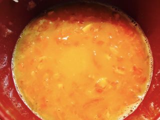 番茄厚烧蛋,将番茄和鸡蛋充分混合，加入盐和白砂糖