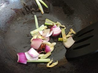 土豆烧排骨,热锅热油，倒入葱蒜/洋葱和八角