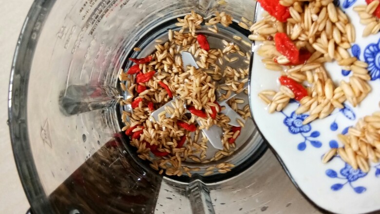 南瓜燕麦米糊,将干净的枸杞燕麦倒入料理杯中。