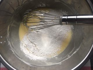 花朵轻芝士蛋糕,蛋黄全部混合均匀后，筛入低粉和玉米淀粉，Z型手法抽拌均匀