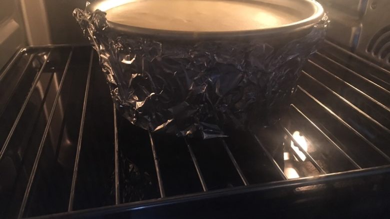 花朵轻芝士蛋糕,烤箱中下层放置装有水的烤盘，再在上面放烤网，烤箱140度提前预热10分钟，然后放入蛋糕140度烤1小时