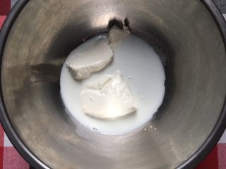 花朵轻芝士蛋糕,提前准备好所有材料，黄油液化待用，鸡蛋分离好，牛奶与乳酪装一起