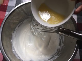 花朵轻芝士蛋糕,直至奶酪与牛奶混合均匀，出现小纹路时，加入液化好的黄油，分3次加入