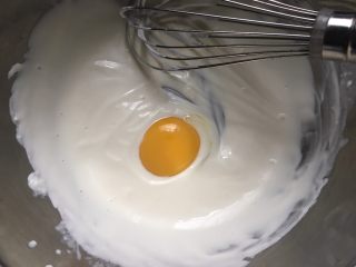 花朵轻芝士蛋糕,离开热水，待乳酪糊温度降到手温时，一个个分次加入蛋黄，每次搅拌均匀后才加另一个
