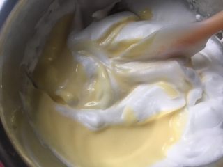 花朵轻芝士蛋糕,乳酪蛋黄糊与蛋清混合均匀，用翻拌切拌手法（先3分之1蛋清加入乳酪蛋黄糊中混合均匀，再其倒入剩下的蛋清里，混合均匀）