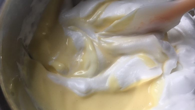 花朵轻芝士蛋糕,乳酪蛋黄糊与蛋清混合均匀，用翻拌切拌手法（先3分之1蛋清加入乳酪蛋黄糊中混合均匀，再其倒入剩下的蛋清里，混合均匀）