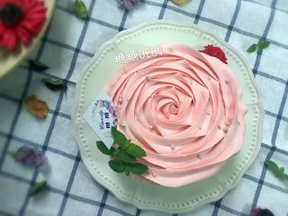 花朵轻芝士蛋糕,脱模后装饰蛋糕表面，淡奶油加入细砂糖和色素，打发至硬性裱花状态，用6齿裱花嘴裱出大玫瑰花，一气呵成（忘照图了）