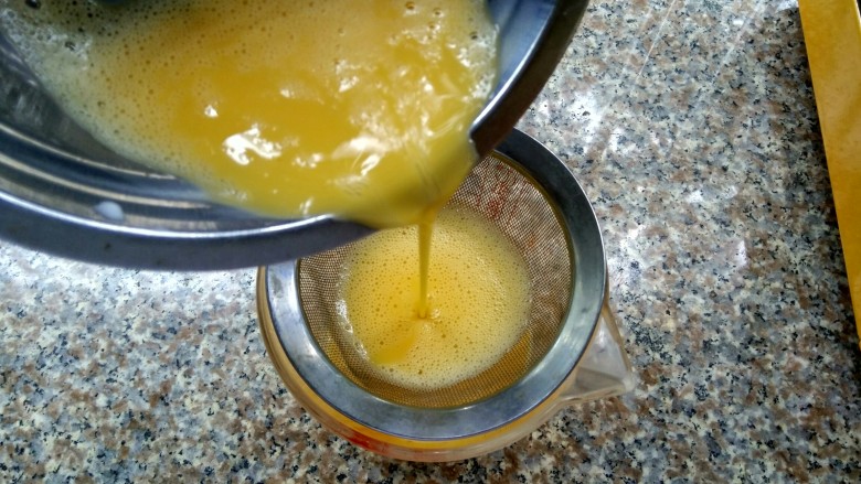 香葱玉子烧,过滤让蛋液更细腻