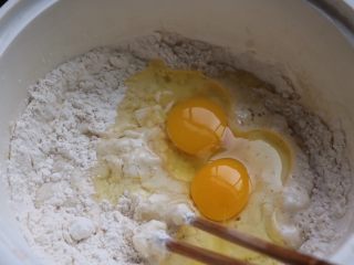 韭菜鸡蛋煎饼,加鸡蛋，搅拌均匀