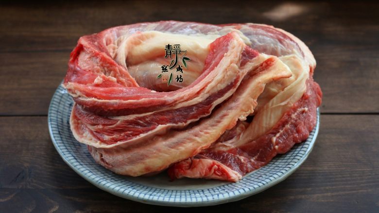 好看更好吃的红烧牛肉面,做红烧牛肉，要选择牛腩或是牛肋条肉，这两个部位的牛肉适合红烧。