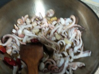 好吃到流口水的干锅鱿鱼虾,油要稍微多一点，先爆炒鱿鱼，再加入姜蒜，和干海椒。鱿鱼收紧的时候加入一勺海鲜生抽，一小勺五香粉不断翻炒。