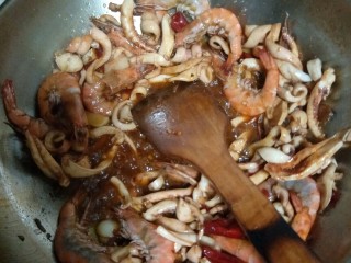 好吃到流口水的干锅鱿鱼虾,倒入鲜虾继续翻炒，直到虾变红，加入2勺郫县豆瓣，和一勺白糖。郫县豆瓣我用的是娟城的。