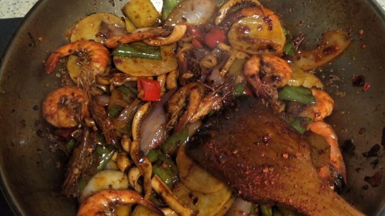 好吃到流口水的干锅鱿鱼虾,不多说了，准备起锅。
