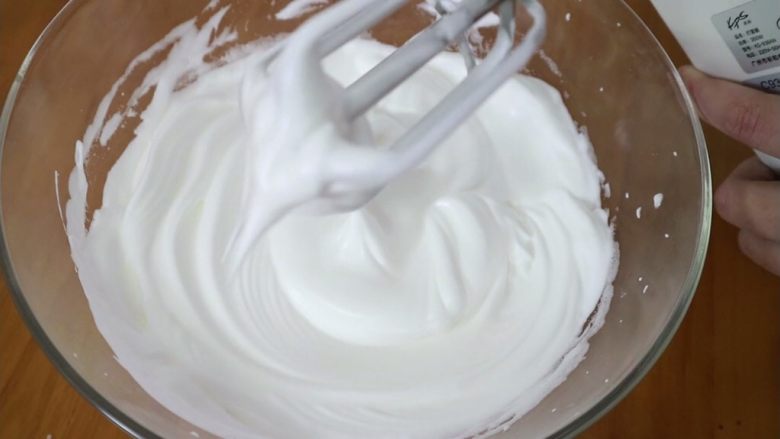 百香果酸奶小纸杯,最后打发好的蛋白霜是直立的大尖角状即可