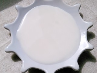 酸奶拉花,倒酸奶，用牙签来回划动，让酸奶表面平整。