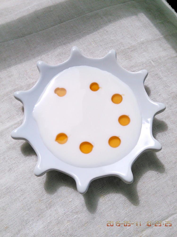 酸奶拉花,第一种：用勺子装蜂蜜，滴几个差不多大的圆点。