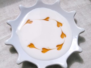 酸奶拉花,用牙签从第一个圆点的最顶端的白色酸奶处依次往下拉，要一气呵成。