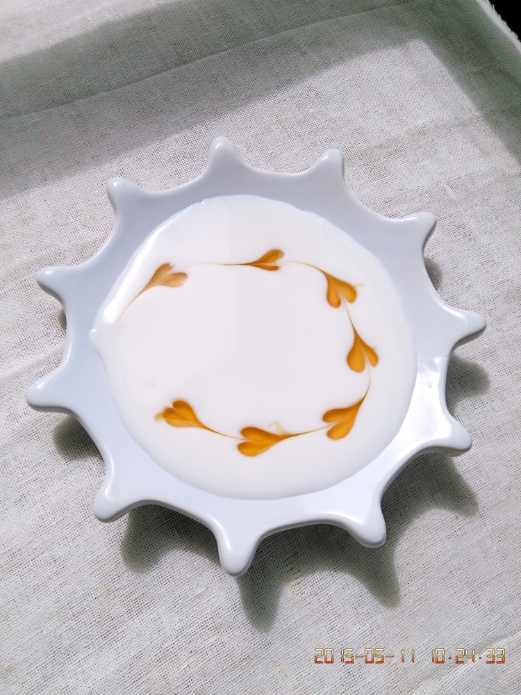 酸奶拉花,用牙签从第一个圆点的最顶端的白色酸奶处依次往下拉，要一气呵成。