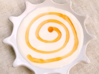 酸奶拉花,第二种：用勺子装蜂蜜，从酸奶中心开始划圆圈。