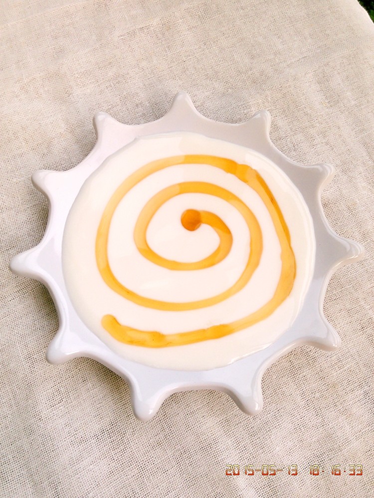 酸奶拉花,第二种：用勺子装蜂蜜，从酸奶中心开始划圆圈。
