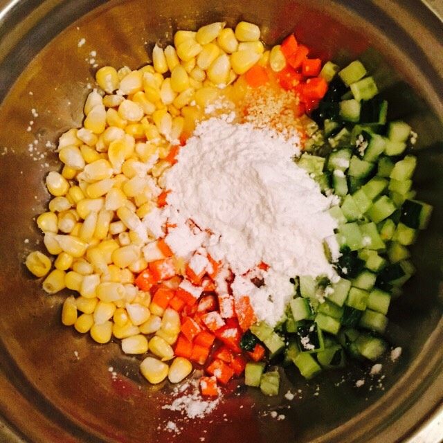 爱心玉米粒,加适量盐，生粉两勺，