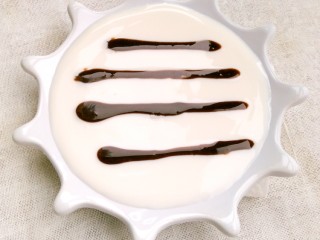 酸奶拉花,第三种：用巧克力炼乳划几条横线